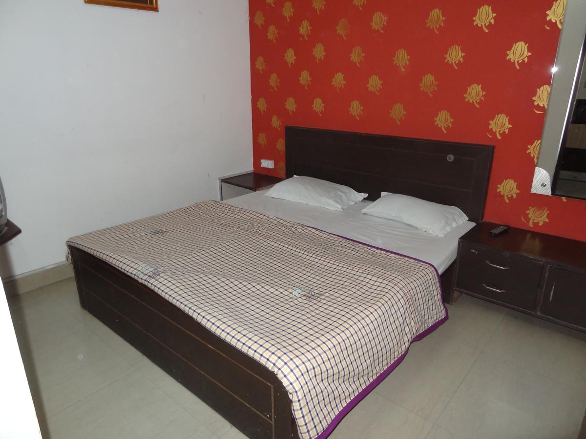Hotel Aashiyana Агра Экстерьер фото